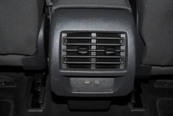 Ford Tourneo Connect 2.0 TDCi Titanium 5 lugares 26