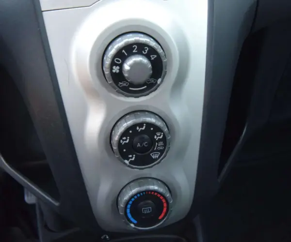 Toyota Yaris 1.0 VVT-i Sol 9