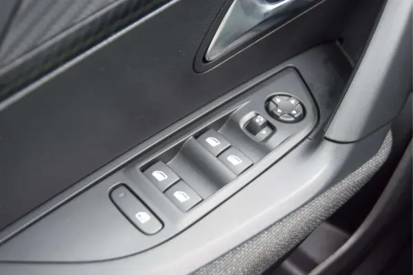 Peugeot 2008 1.2 PureTech Style 18