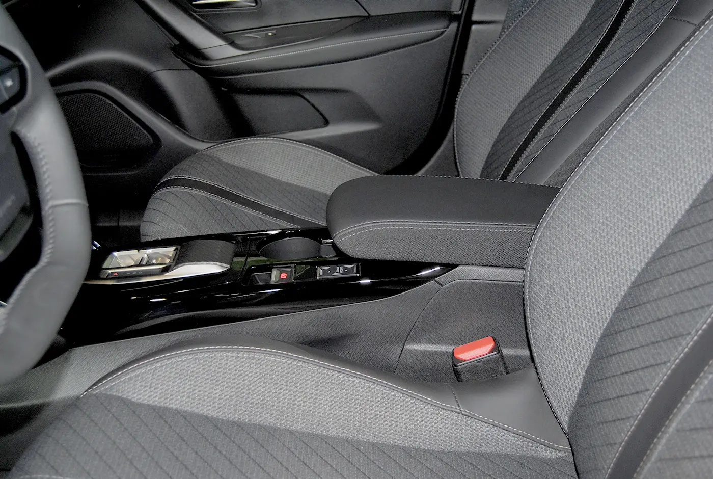 Peugeot 2008 1.2 Hybrid Allure e-DCS6 32