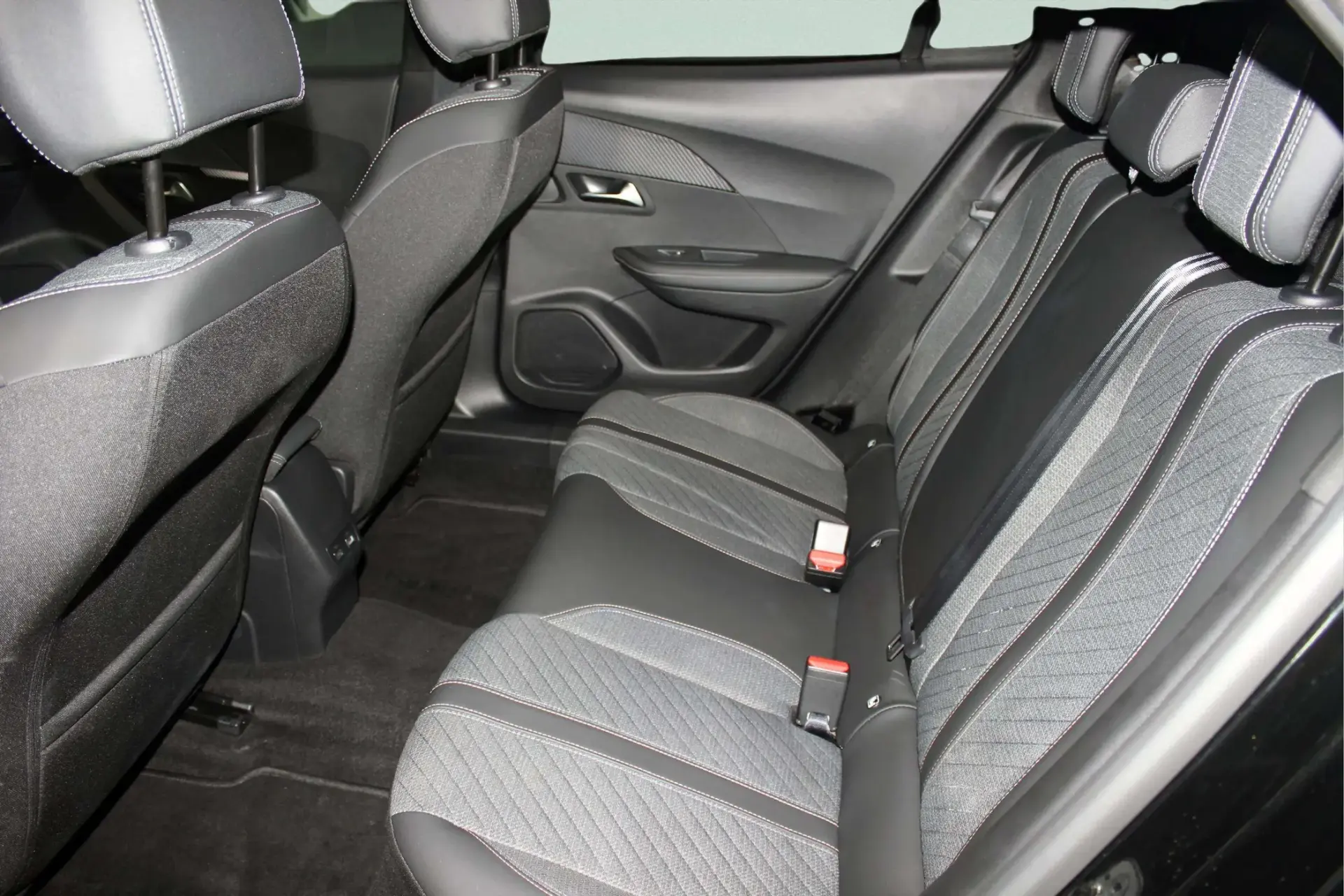 Peugeot 2008 1.2 Hybrid Allure e-DCS6 17