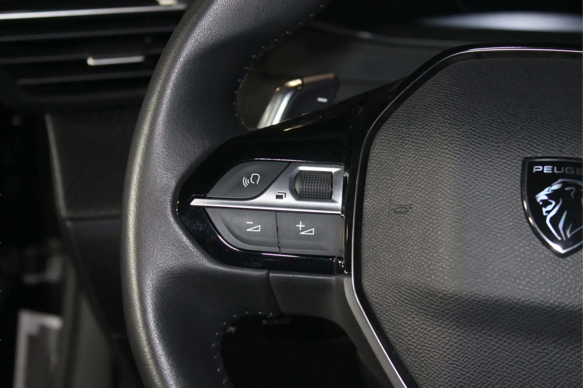 Peugeot 2008 1.2 Hybrid Allure e-DCS6 22