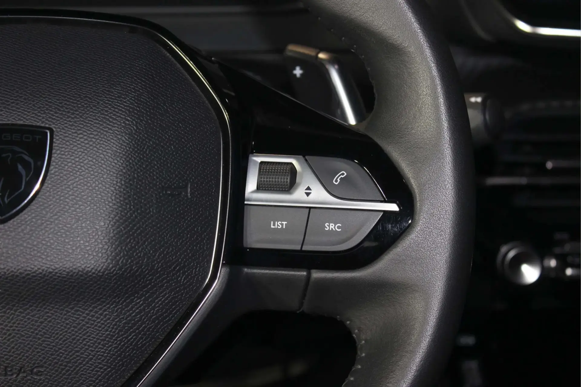 Peugeot 2008 1.2 Hybrid Allure e-DCS6 23