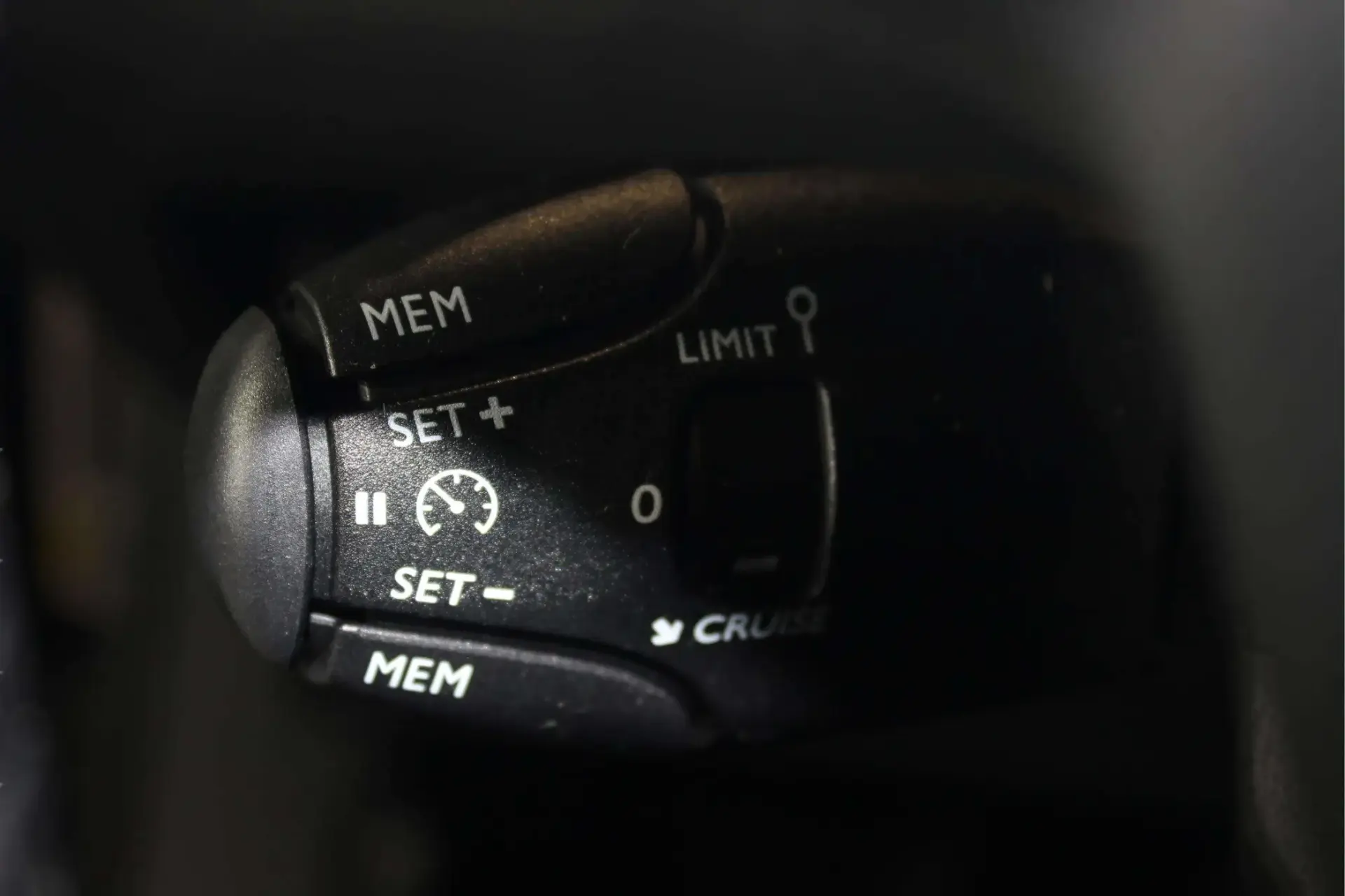 Peugeot 2008 1.2 Hybrid Allure e-DCS6 30