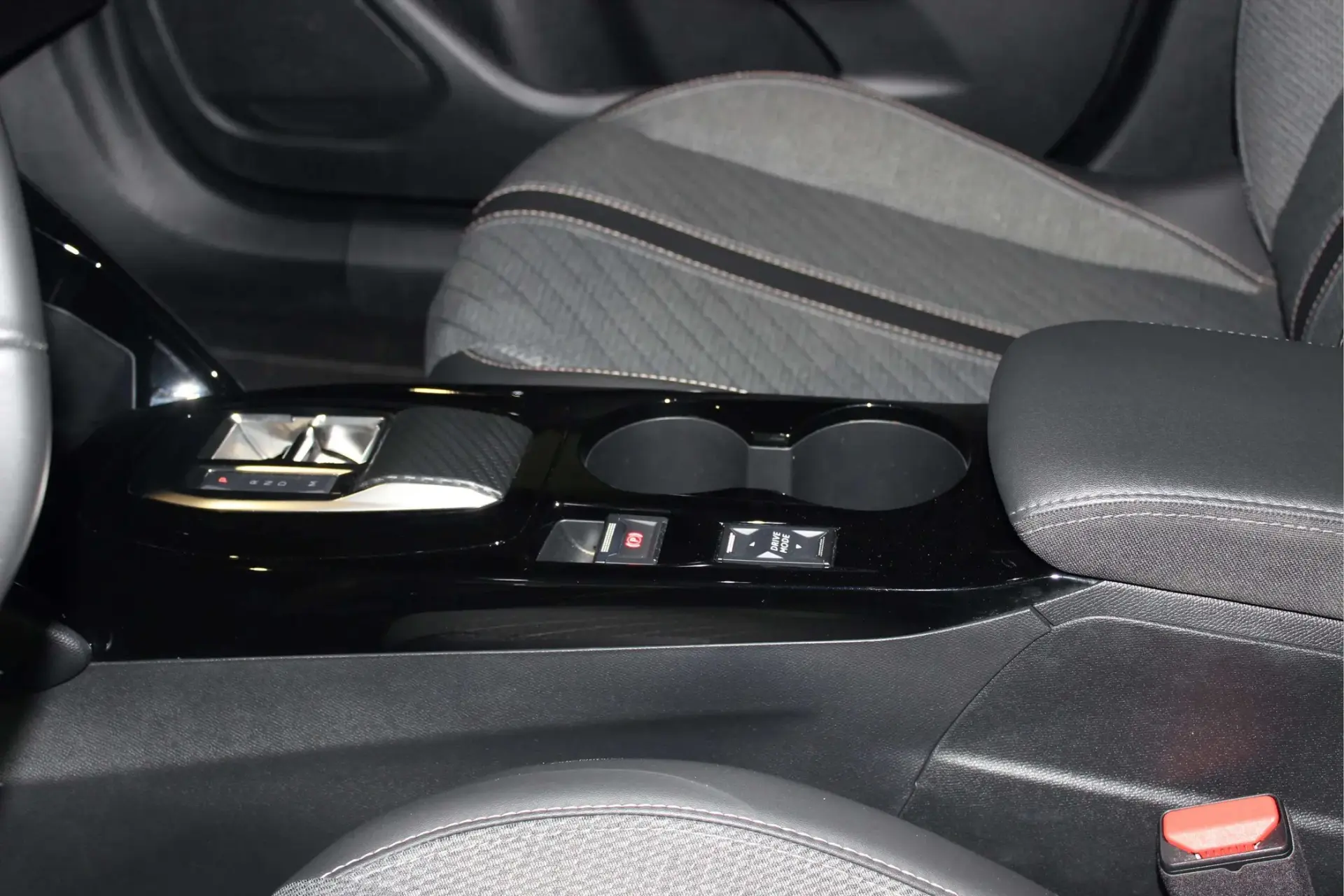 Peugeot 2008 1.2 Hybrid Allure e-DCS6 32
