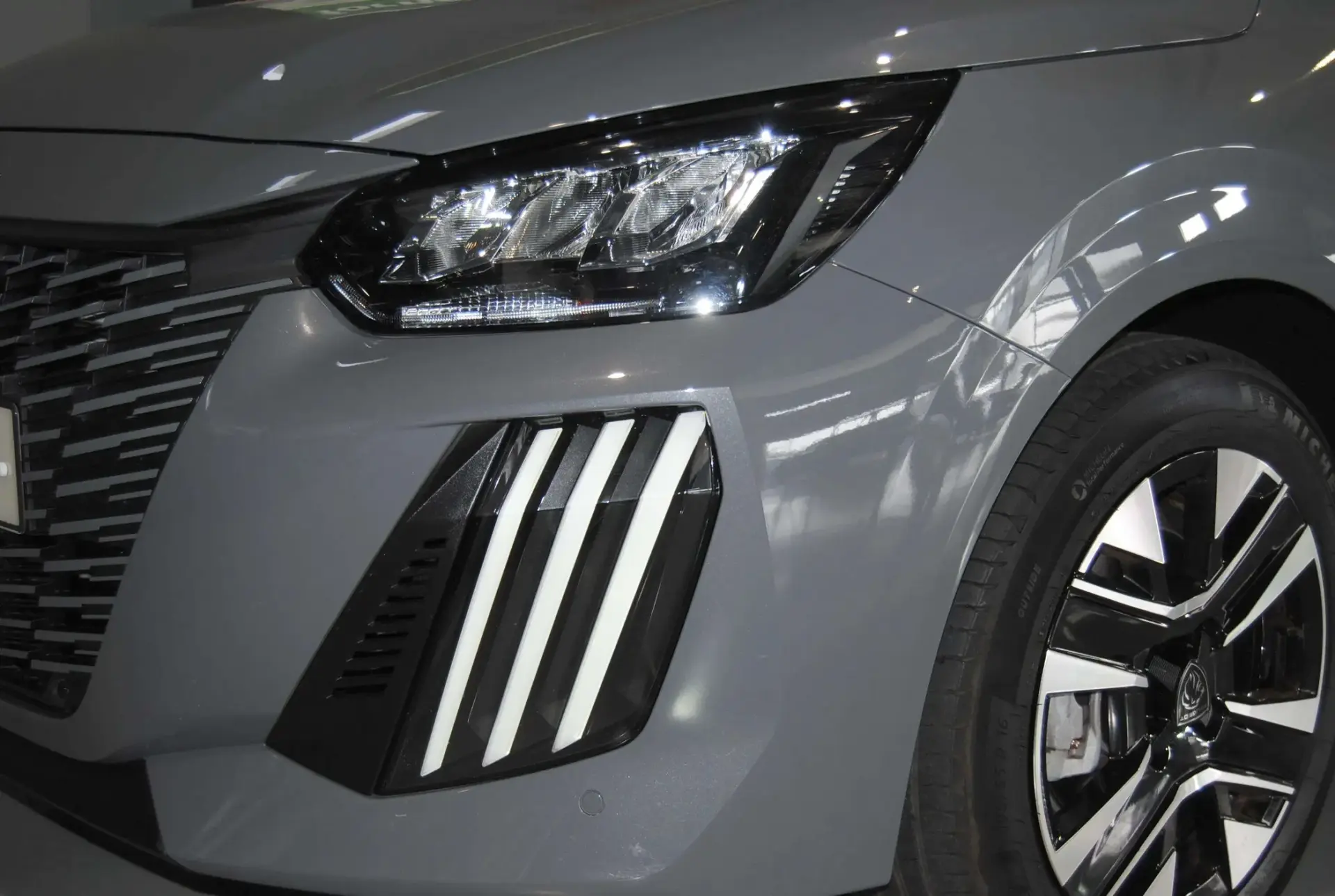 Peugeot 208 1.2 Hybrid Allure e-DCS6 12