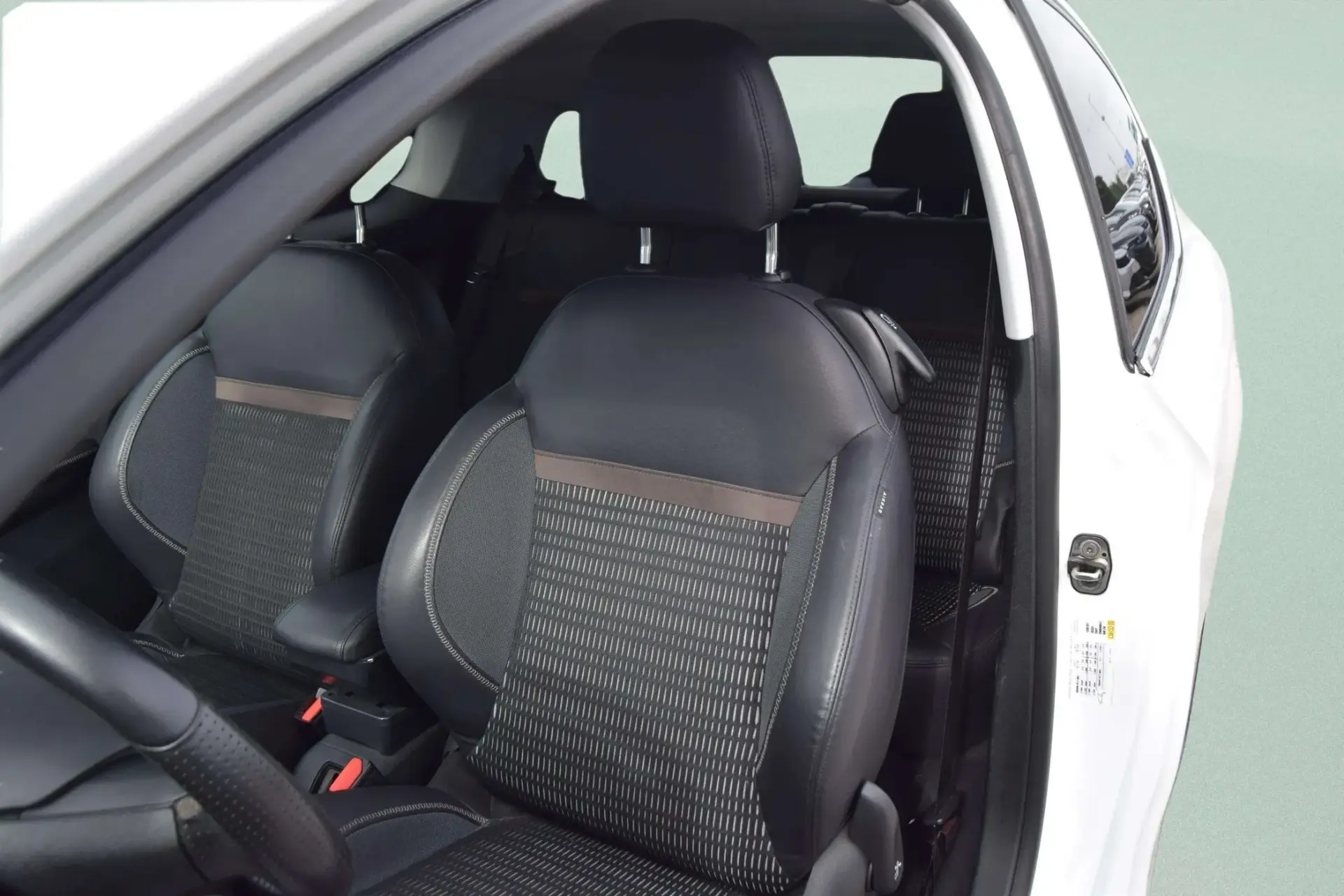 Peugeot 208 1.6 THP Allure 9