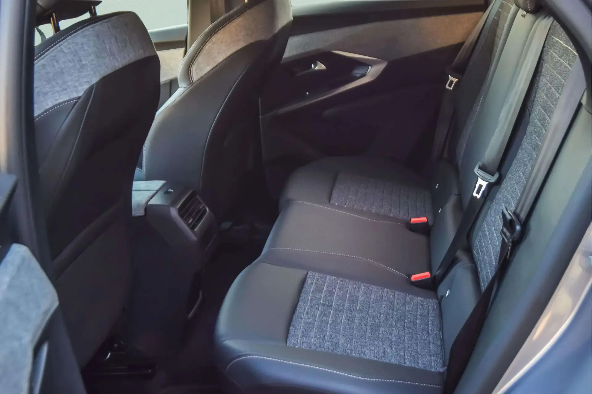 Peugeot 3008 1.2 Hybrid Allure e-DCS6 9