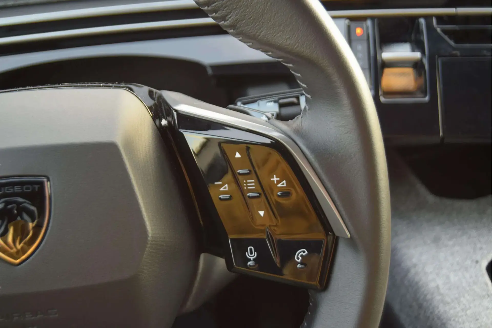 Peugeot 3008 1.2 Hybrid Allure e-DCS6 29