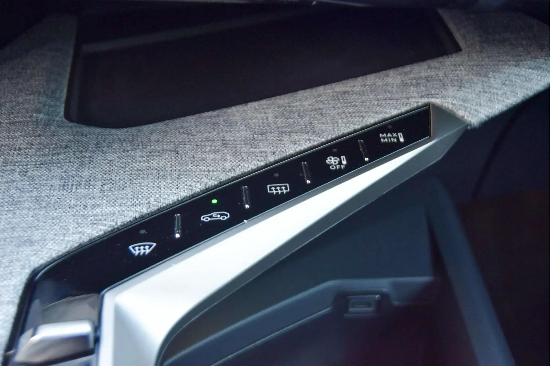 Peugeot 3008 1.2 Hybrid Allure e-DCS6 19