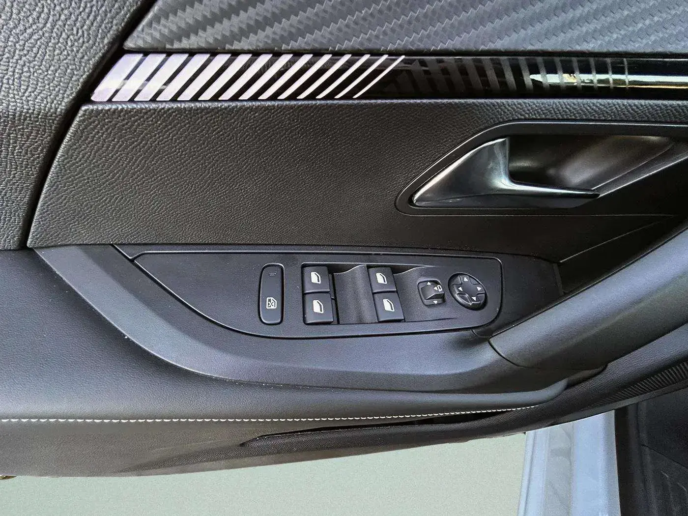 Peugeot e-2008 50 kWh Allure Pack 31