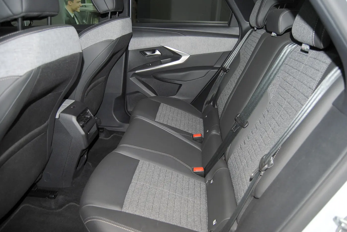 Peugeot 3008 1.2 Hybrid Allure e-DCS6 17