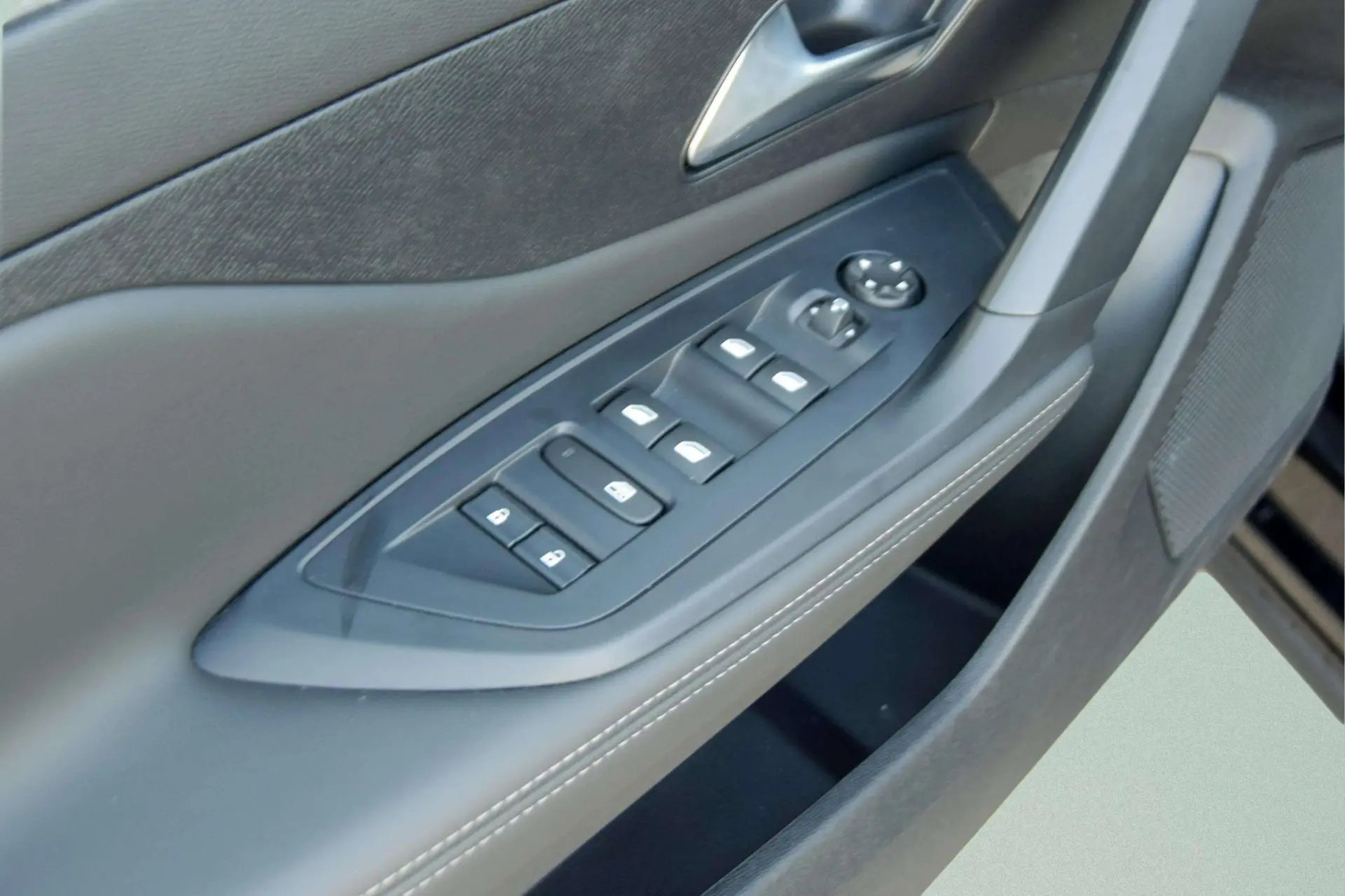 Peugeot 408 1.2 Hybrid Allure e-DCS6 24