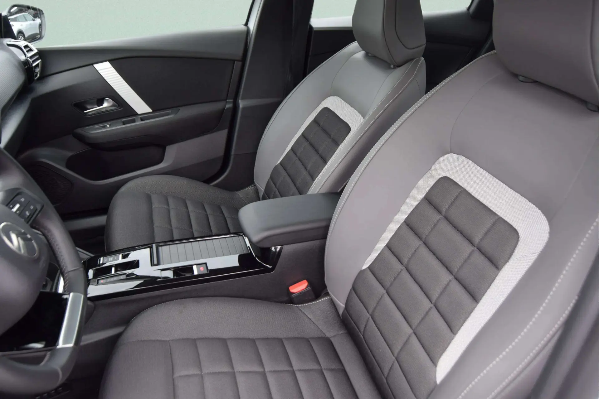 Citroen C4 1.2 Hybrid Plus e-DSC6 24