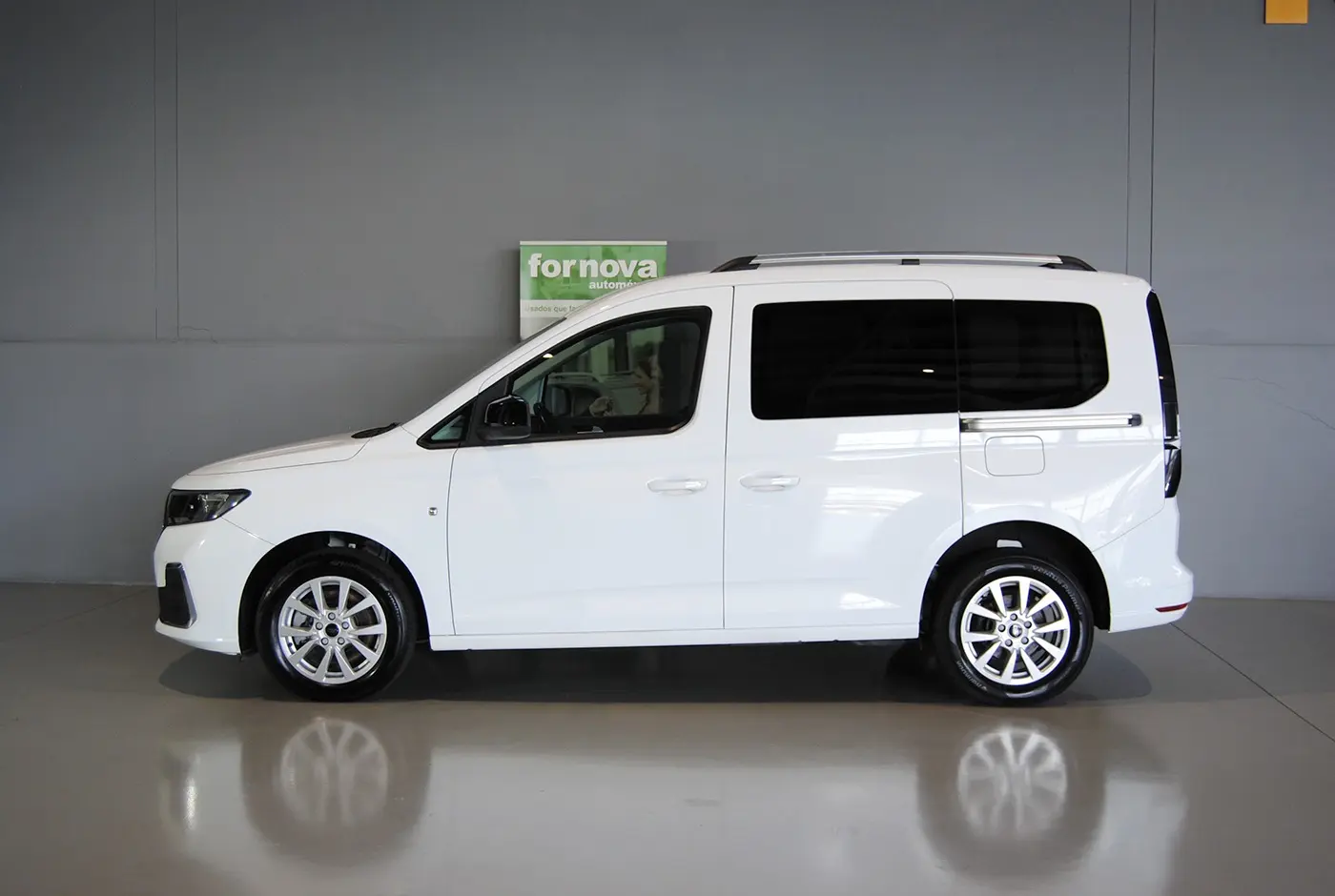 Ford Tourneo Connect 2.0 TDCi Titanium 5 lugares 10