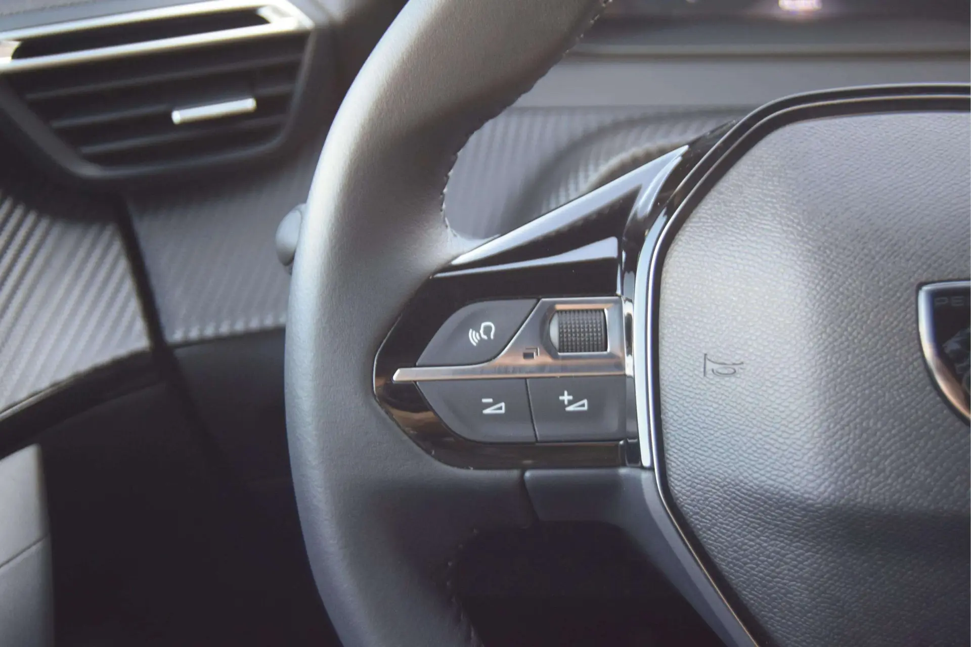 Peugeot 2008 1.2 Hybrid Allure e-DCS6 12