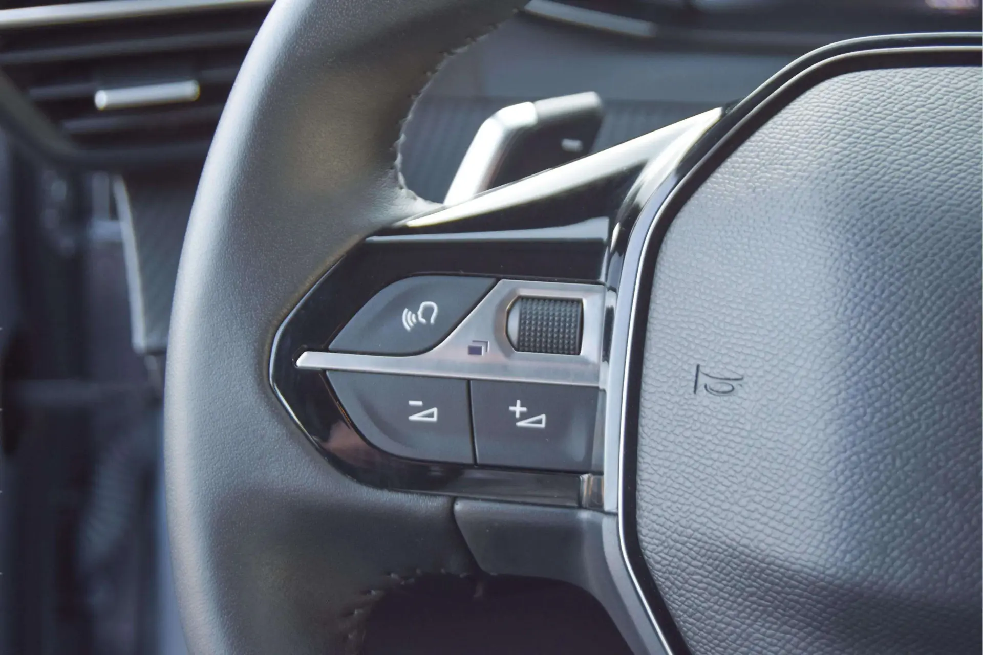 Peugeot 208 1.2 Hybrid Allure e-DCS6 18