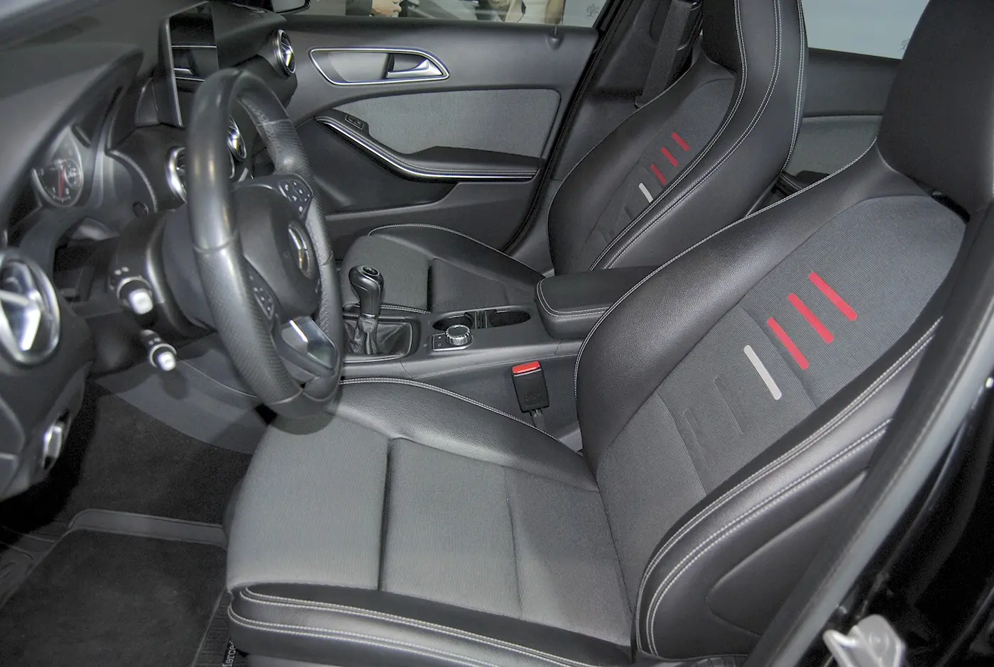 Mercedes-Benz A 180 AMG Line 14