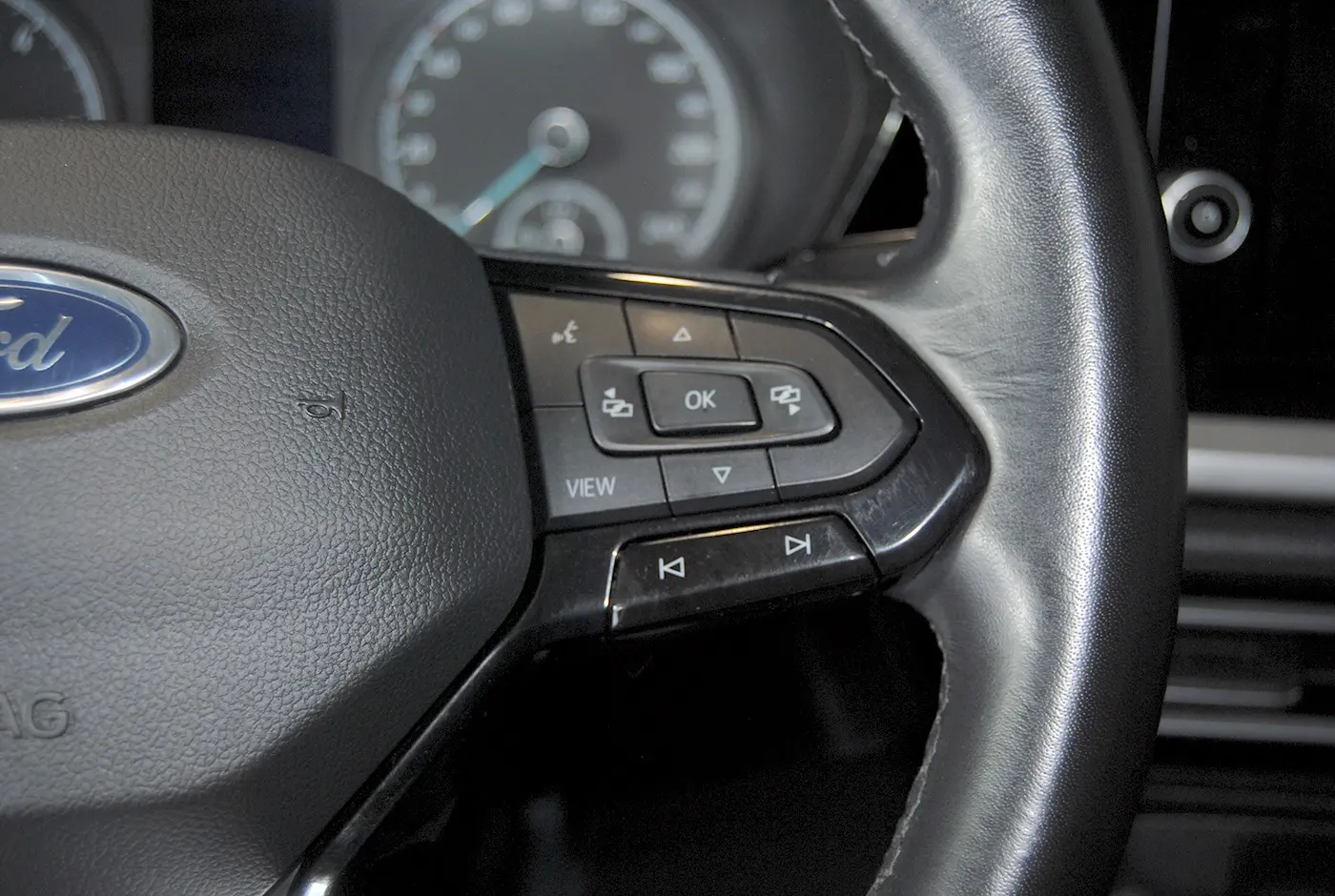 Ford Tourneo Connect 2.0 TDCi Titanium 5 lugares 24