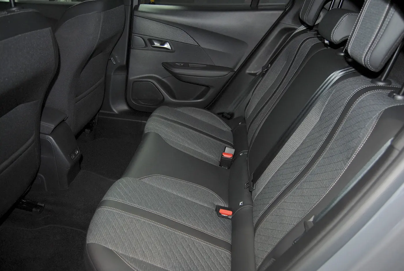 Peugeot 2008 1.2 Hybrid Allure e-DCS6 17