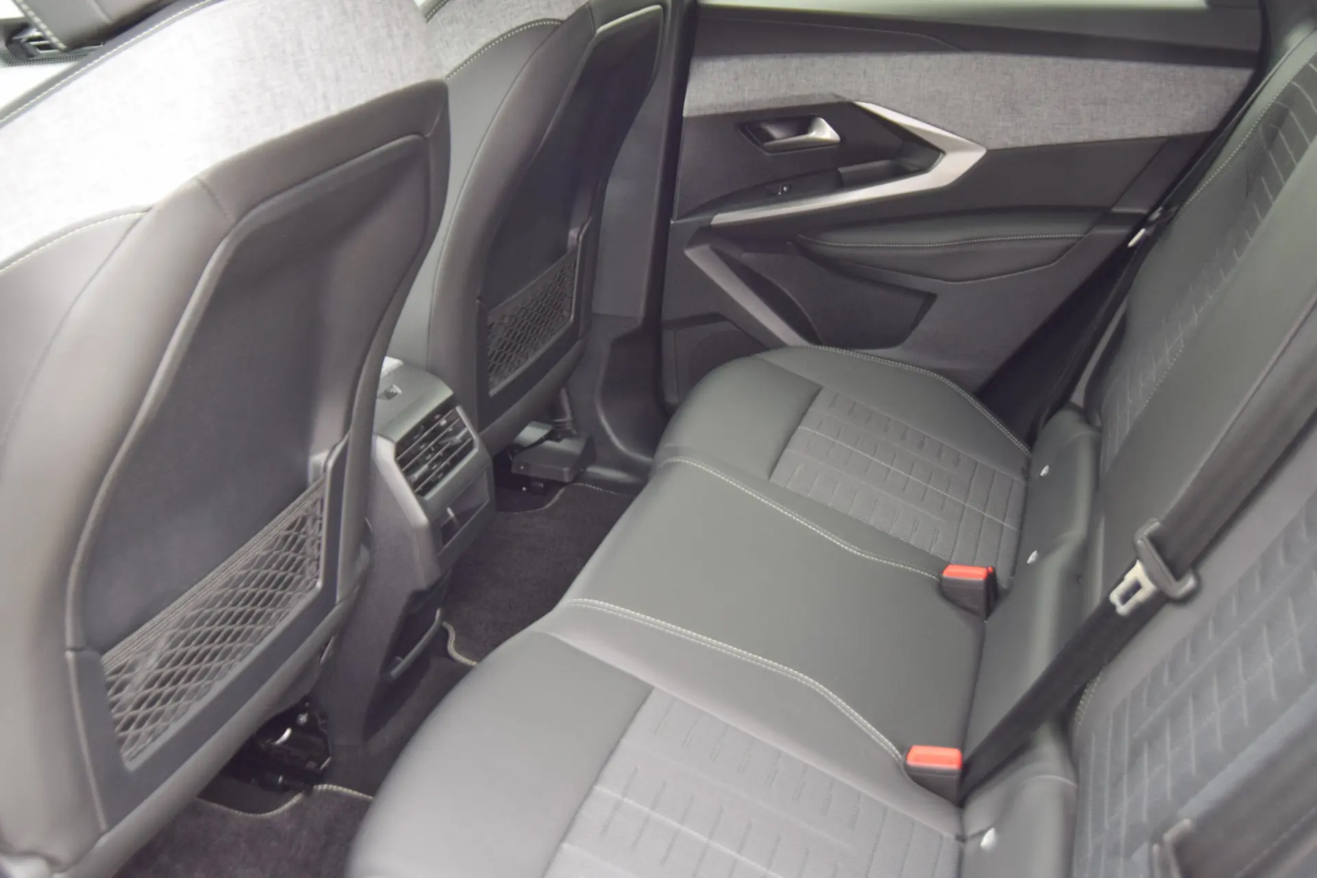 Peugeot E-3008 73 kWh GT 53