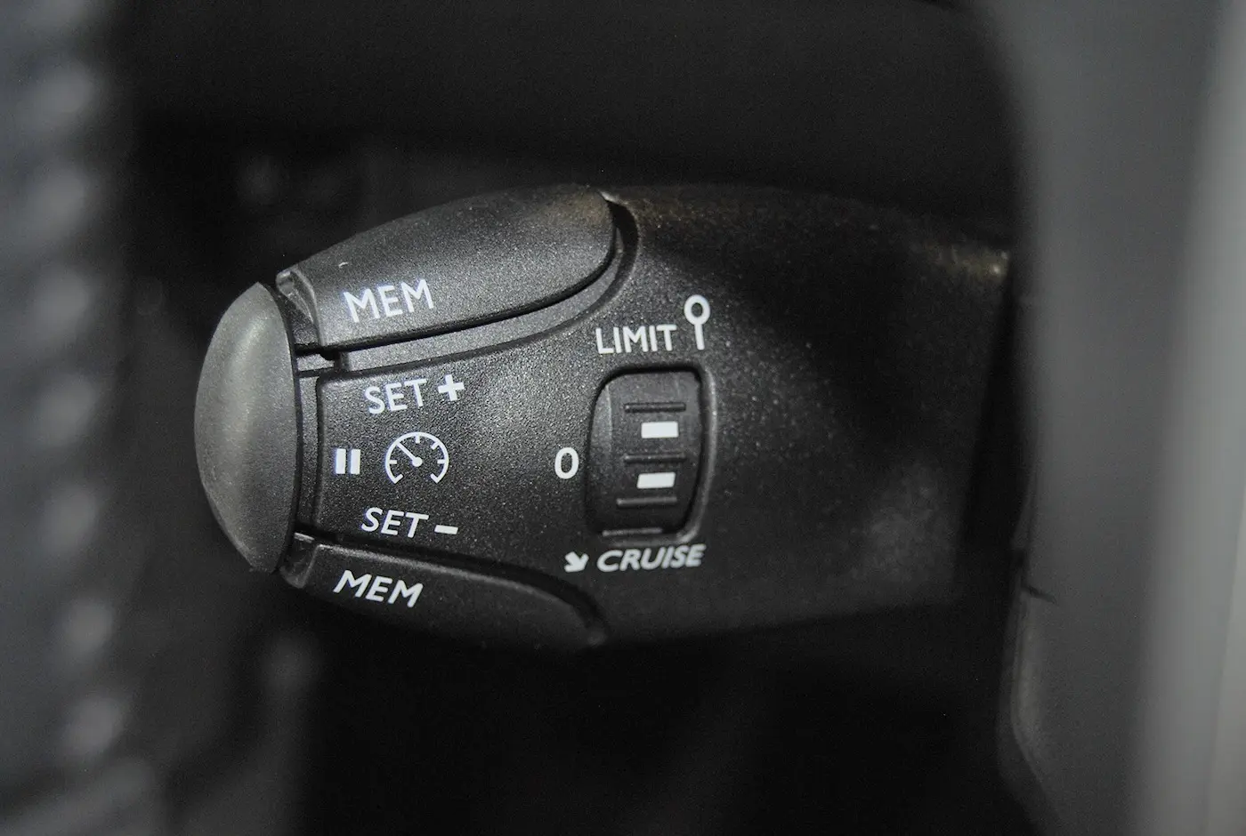 Peugeot 2008 1.2 Hybrid Allure e-DCS6 24