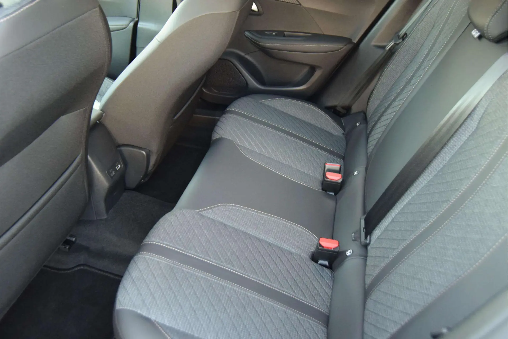 Peugeot 2008 1.2 Hybrid Allure e-DCS6 25