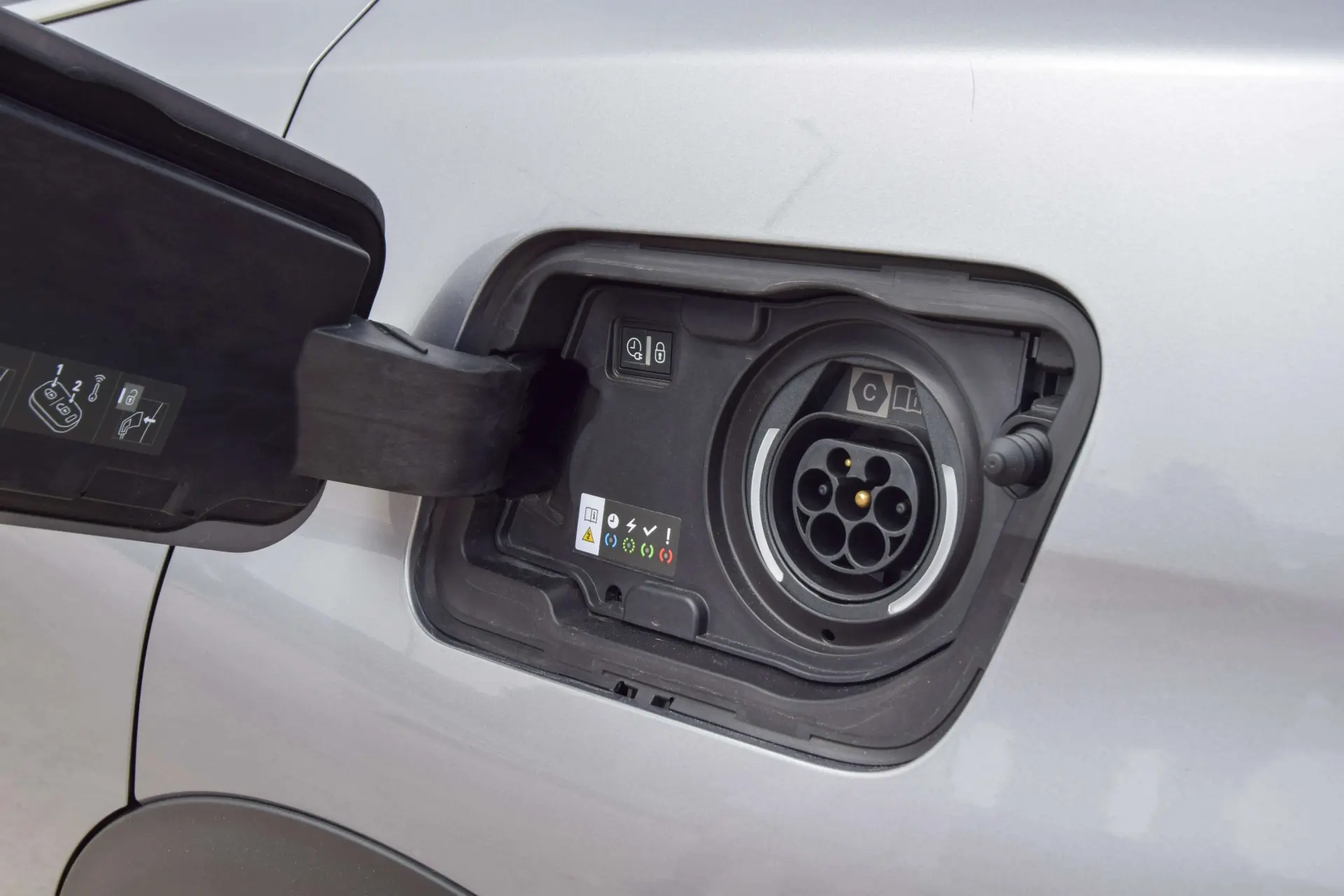 Peugeot 3008 1.6 Hybrid GT e-EAT8 32