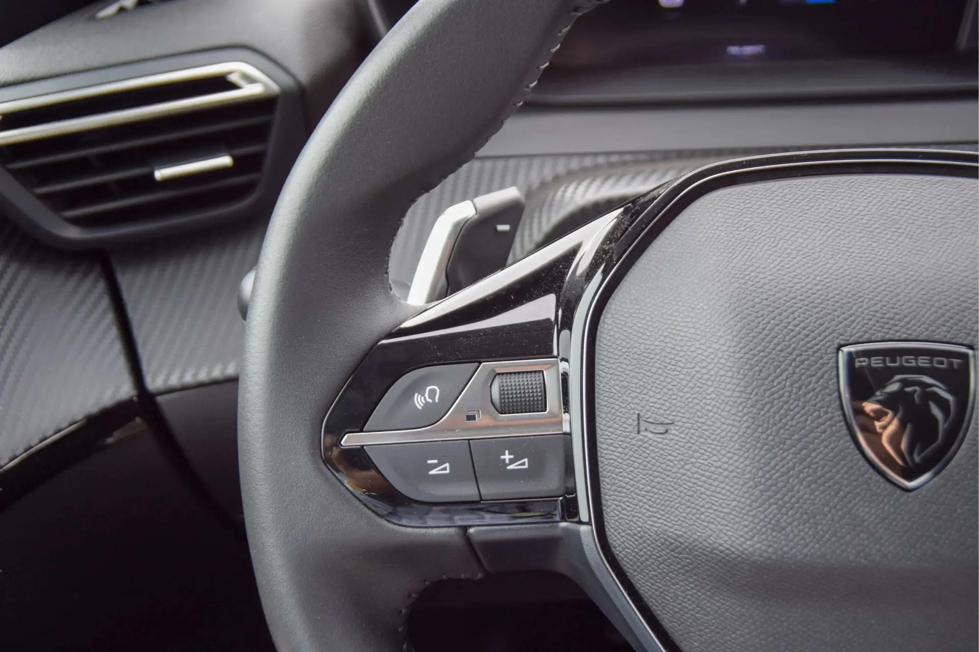 Peugeot 208 1.2 Hybrid Allure e-DCS6 12