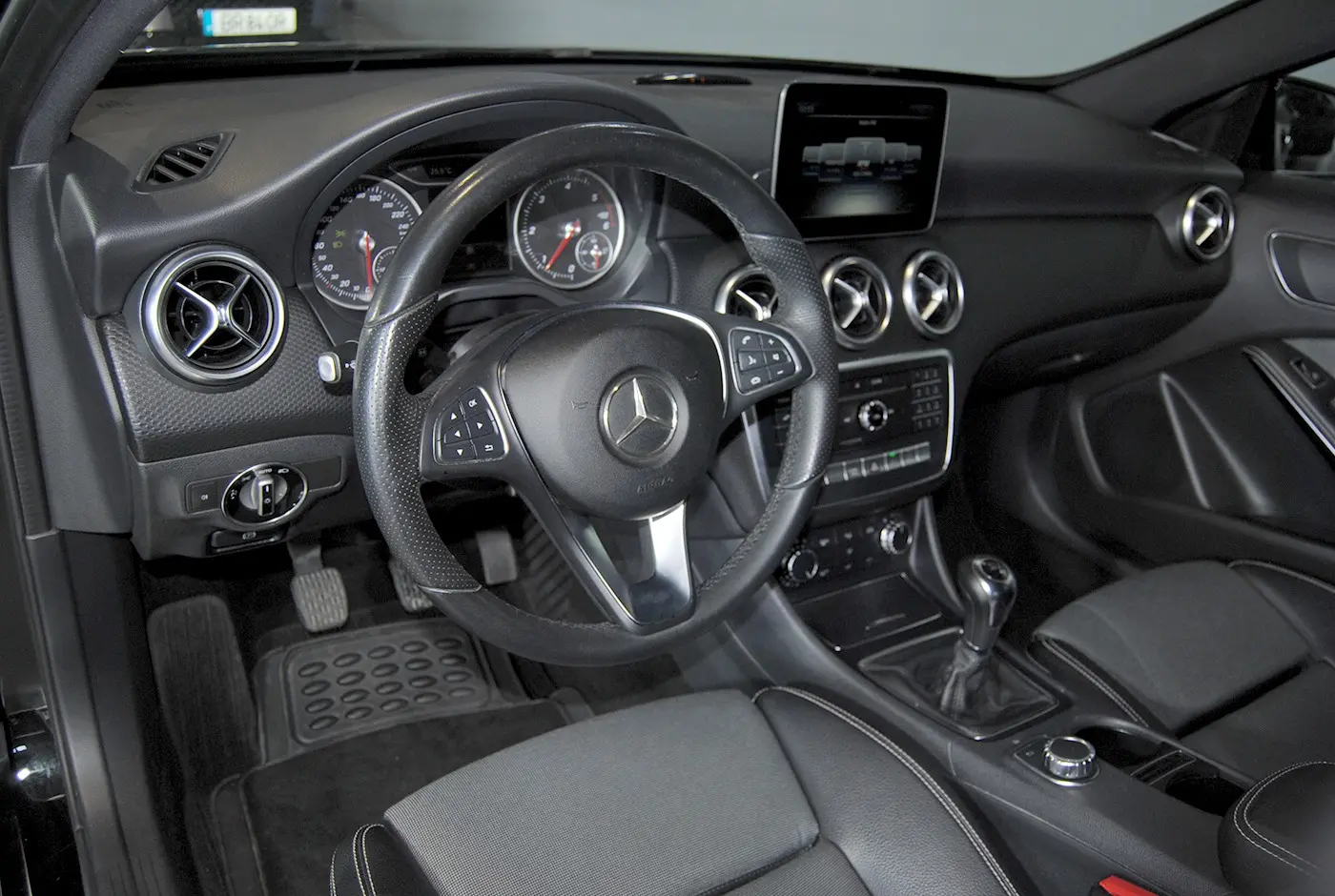 Mercedes-Benz A 180 AMG Line 13