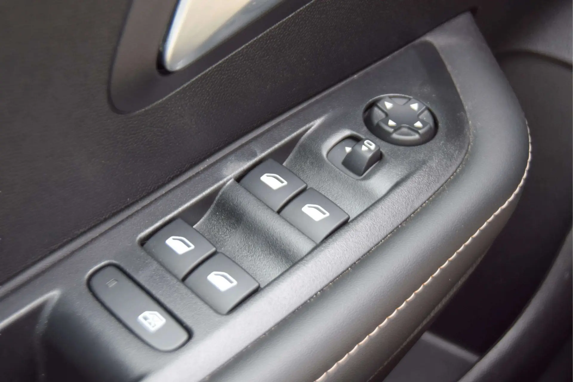 Peugeot 208 1.2 Hybrid Allure e-DCS6 23