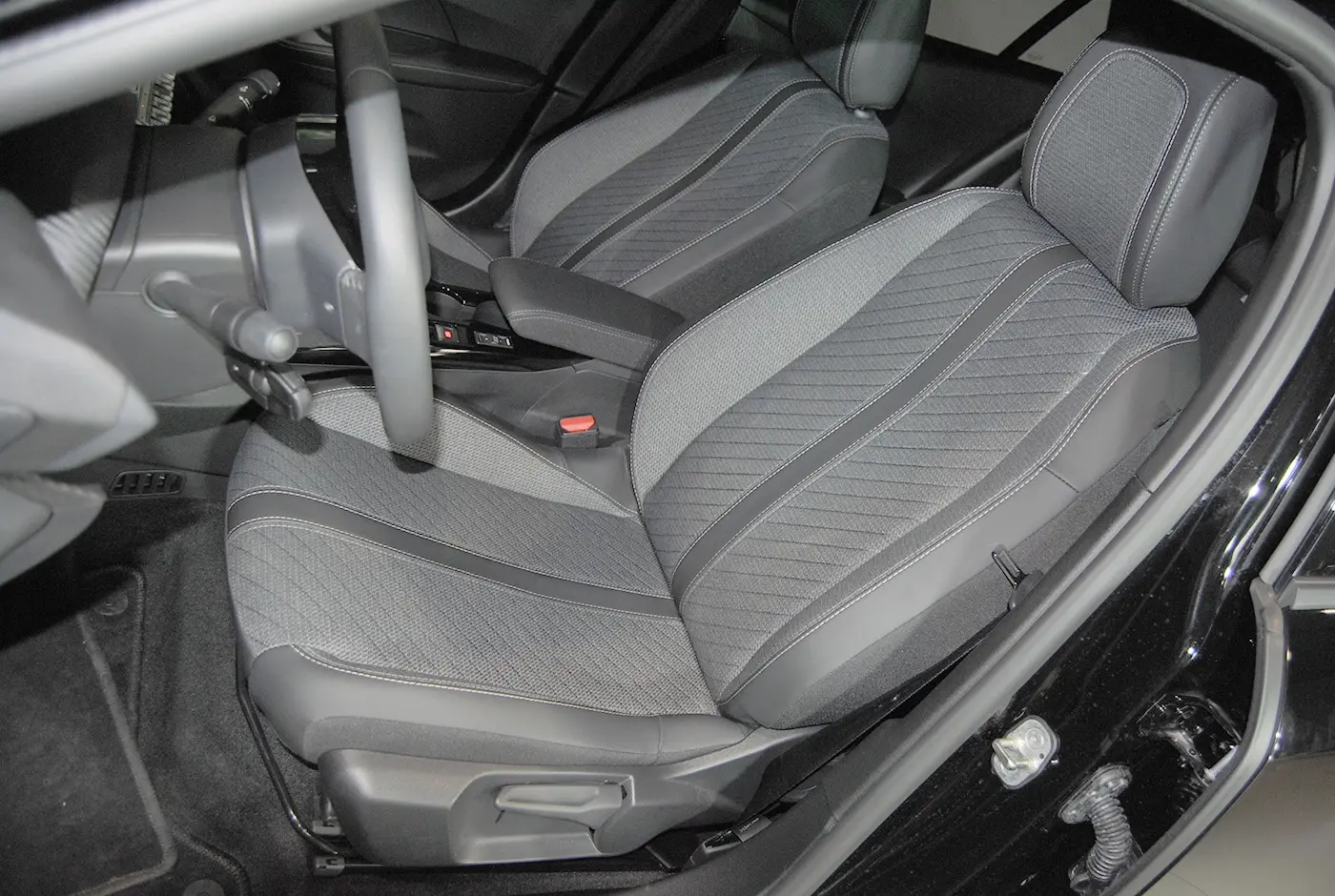 Peugeot 2008 1.2 Hybrid Allure e-DCS6 18