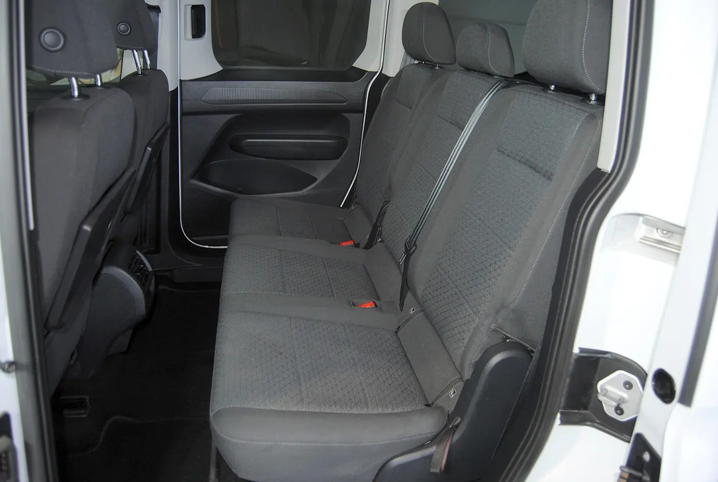 Ford Tourneo Connect 2.0 TDCi Titanium 5 lugares 19