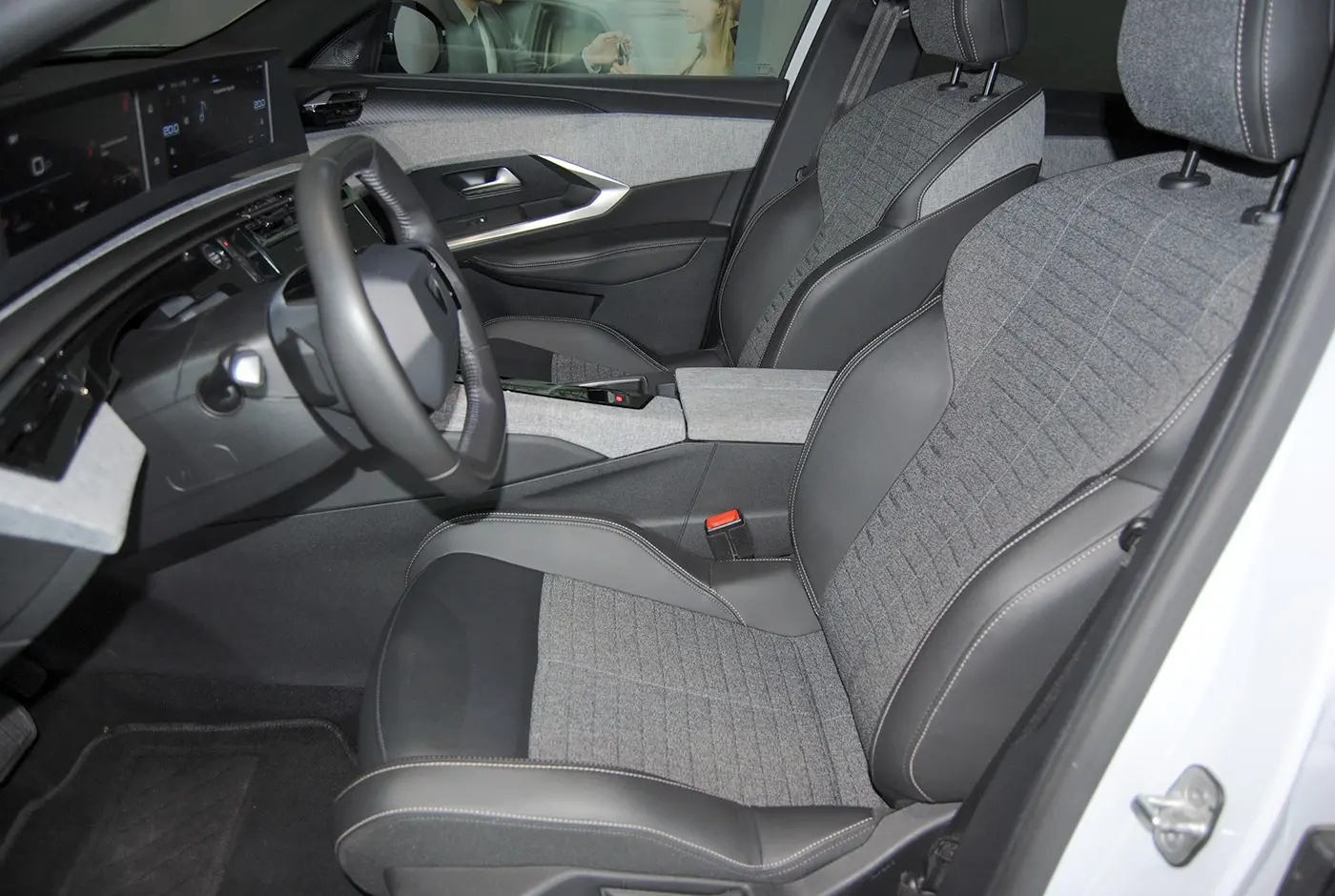 Peugeot 3008 1.2 Hybrid Allure e-DCS6 16