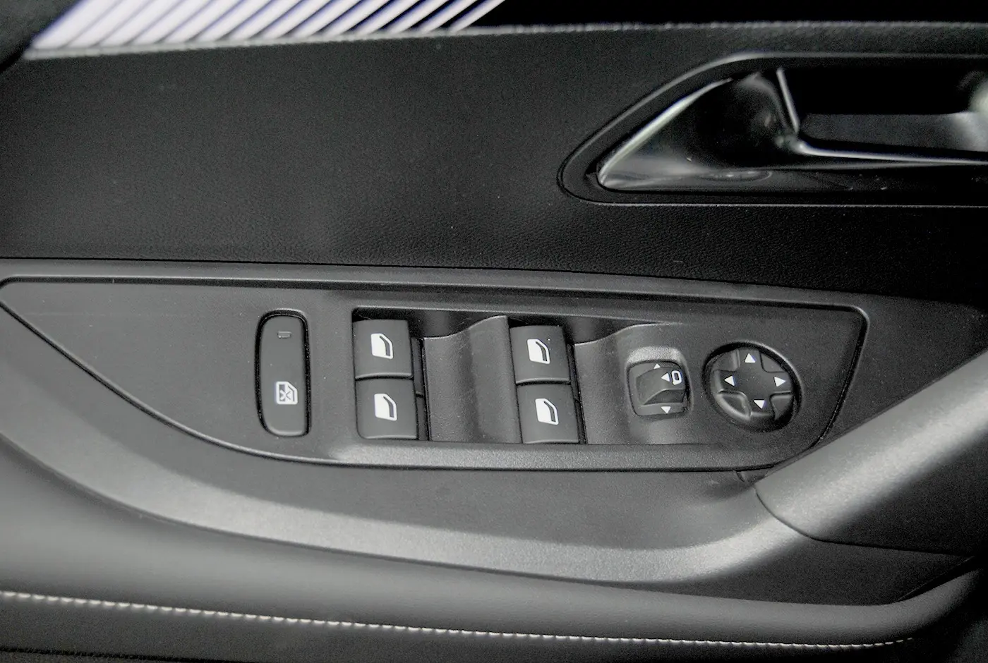Peugeot 2008 1.2 Hybrid Allure e-DCS6 15
