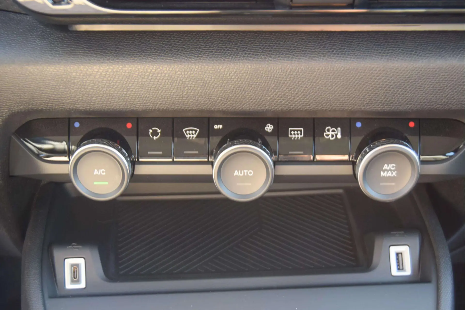 Citroen C4 1.2 Hybrid Plus e-DSC6 30