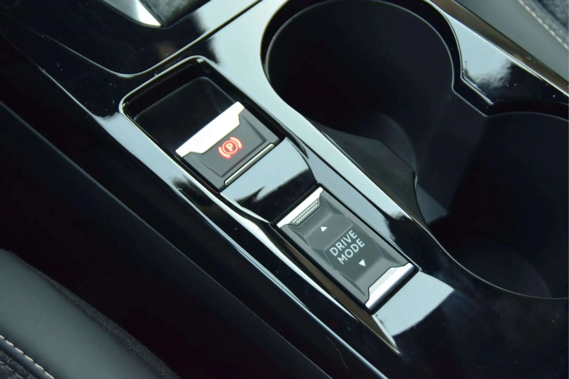 Peugeot 2008 1.2 Hybrid Allure e-DCS6 23