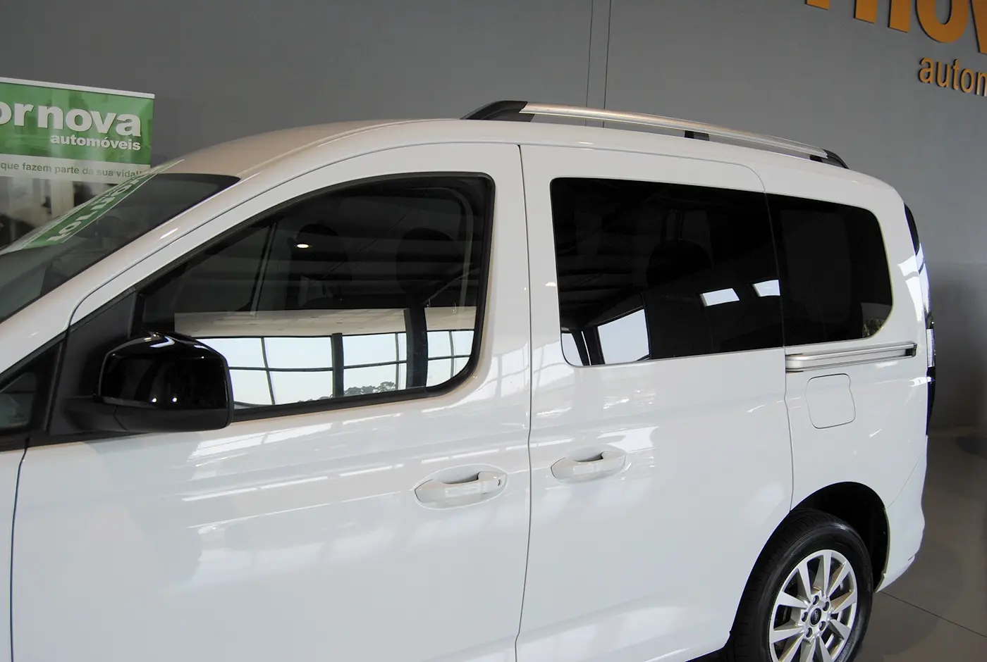 Ford Tourneo Connect 2.0 TDCi Titanium 5 lugares 13