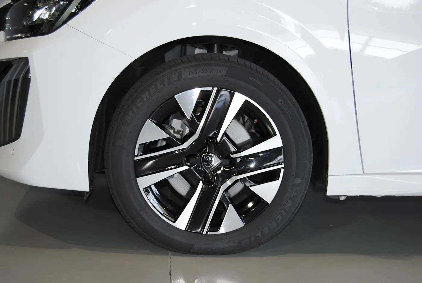 Peugeot 208 1.2 Hybrid Allure e-DCS6 9