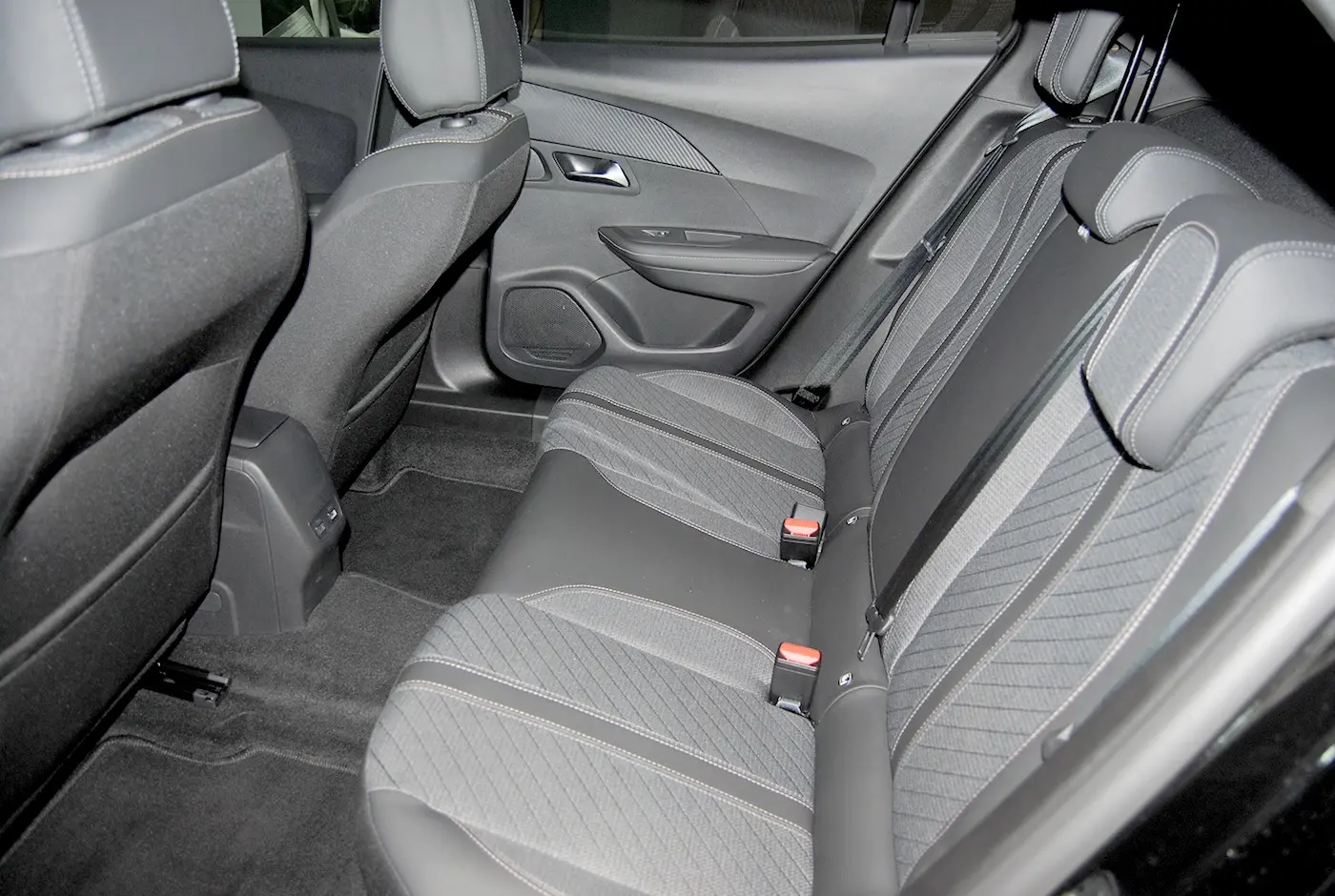 Peugeot 2008 1.2 Hybrid Allure e-DCS6 17