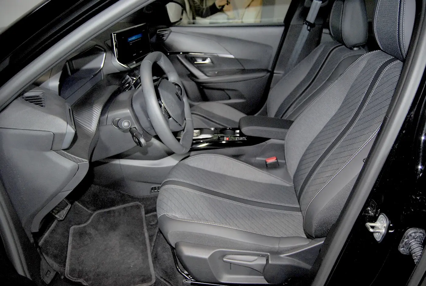Peugeot 2008 1.2 Hybrid Allure e-DCS6 16