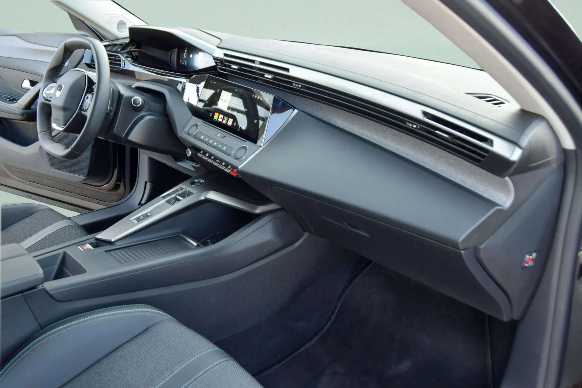 Peugeot 408 1.2 Hybrid Allure e-DCS6 28