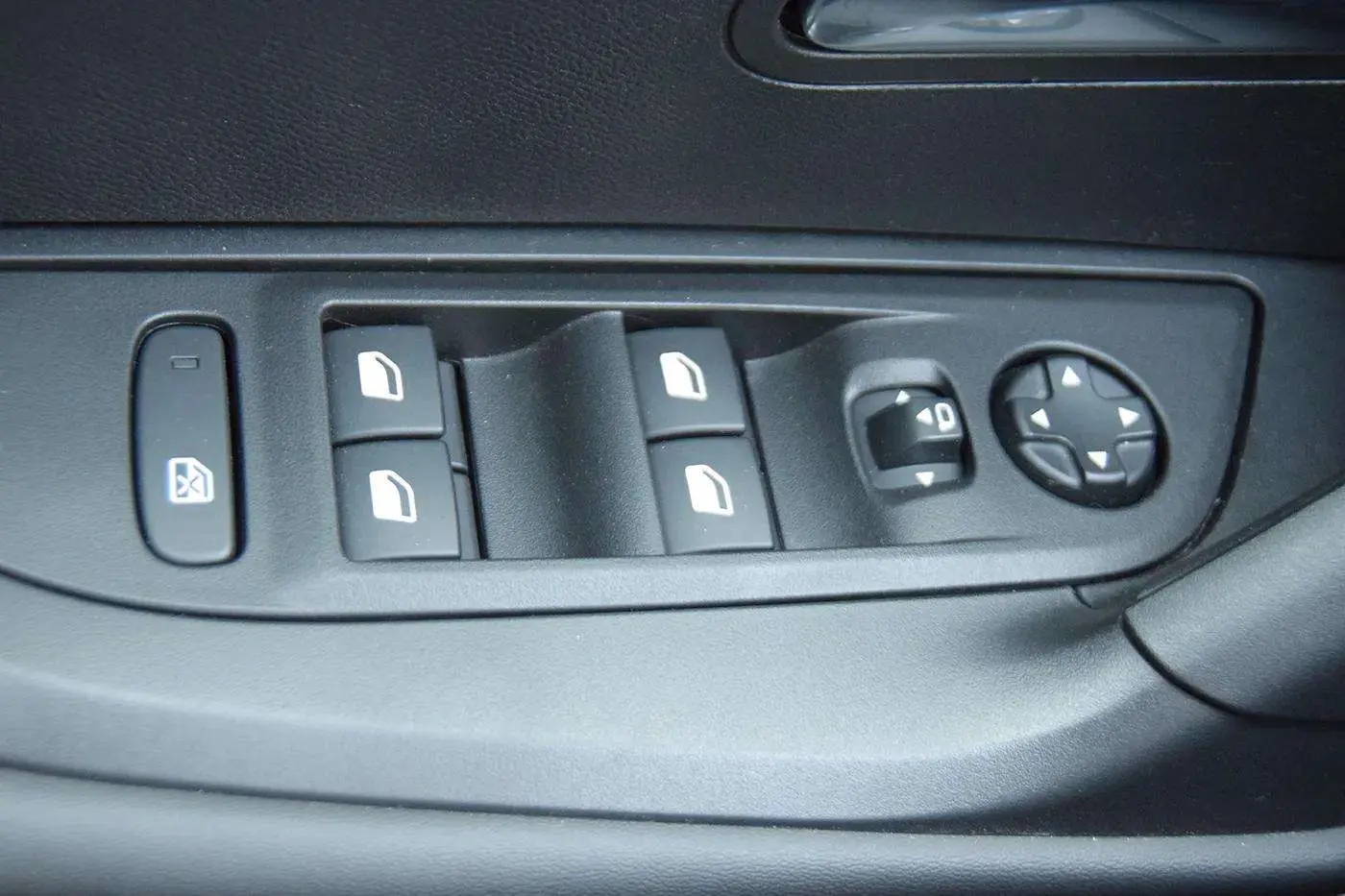 Peugeot 2008 1.2 Hybrid Allure e-DCS6 23