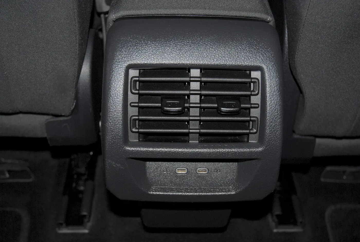 Ford Tourneo Connect 2.0 TDCi Titanium 5 lugares 26