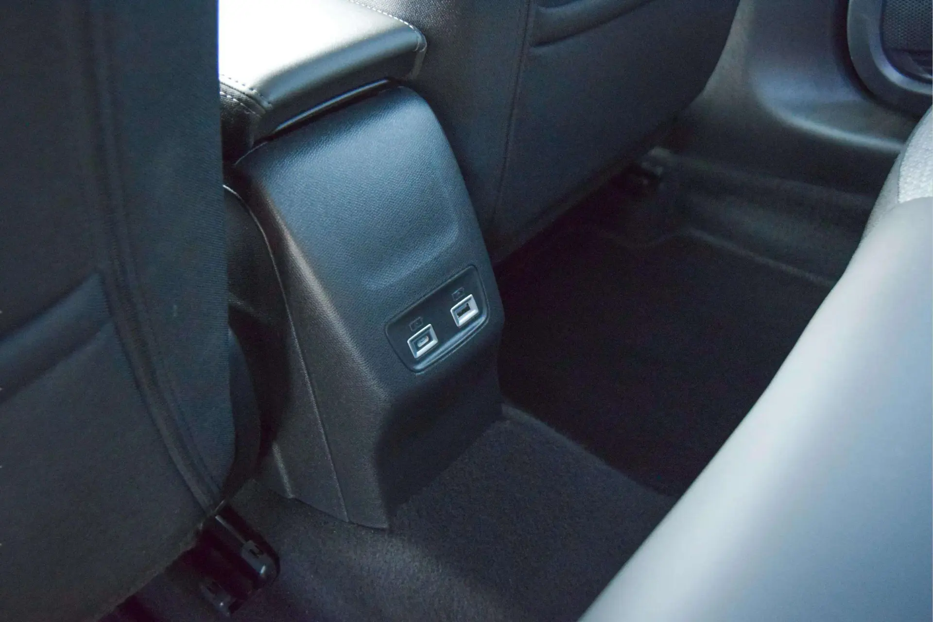 Peugeot 208 1.2 Hybrid Allure e-DCS6 8