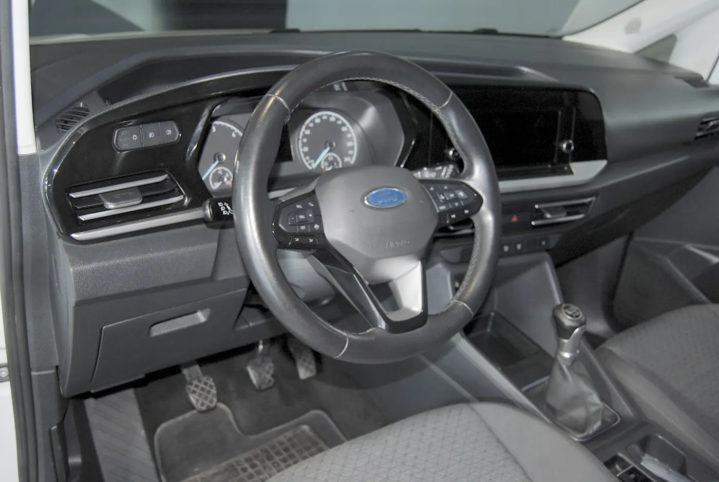 Ford Tourneo Connect 2.0 TDCi Titanium 5 lugares 17
