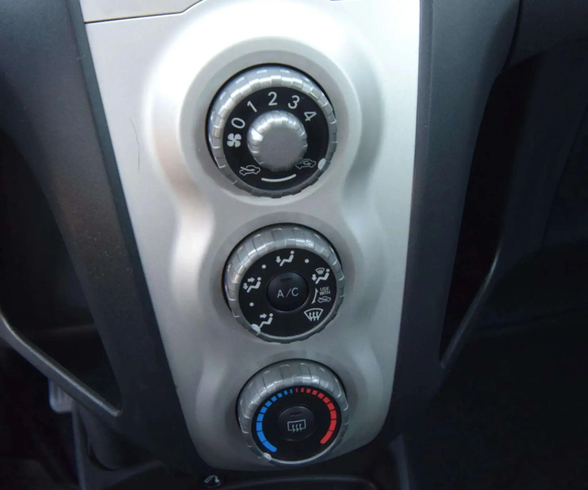 Toyota Yaris 1.0 VVT-i Sol 9