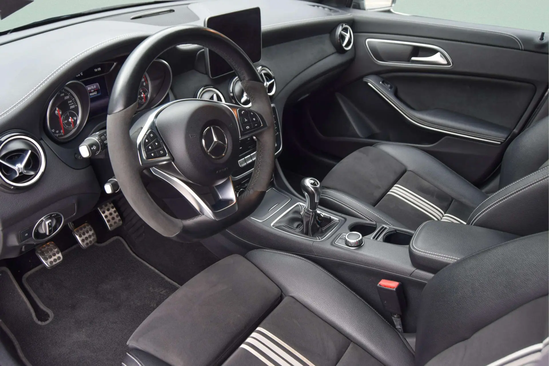 Mercedes-Benz CLA 180 d Shooting Brake AMG Line 25