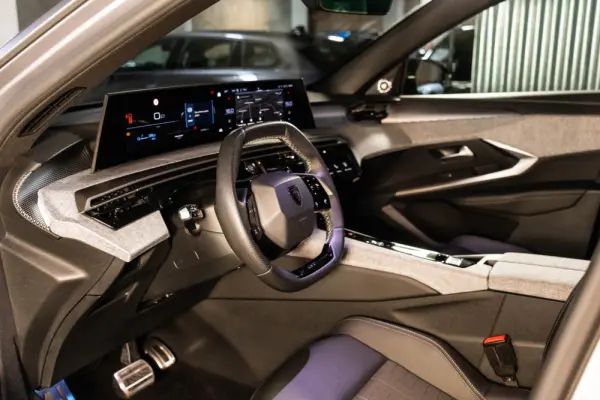 Peugeot E-5008 73 kWh GT 16