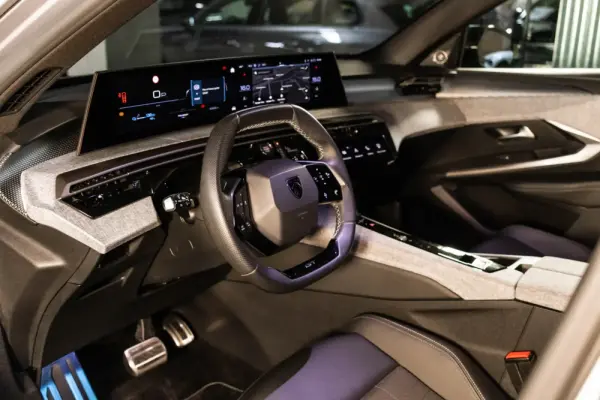 Peugeot E-5008 73 kWh GT 32